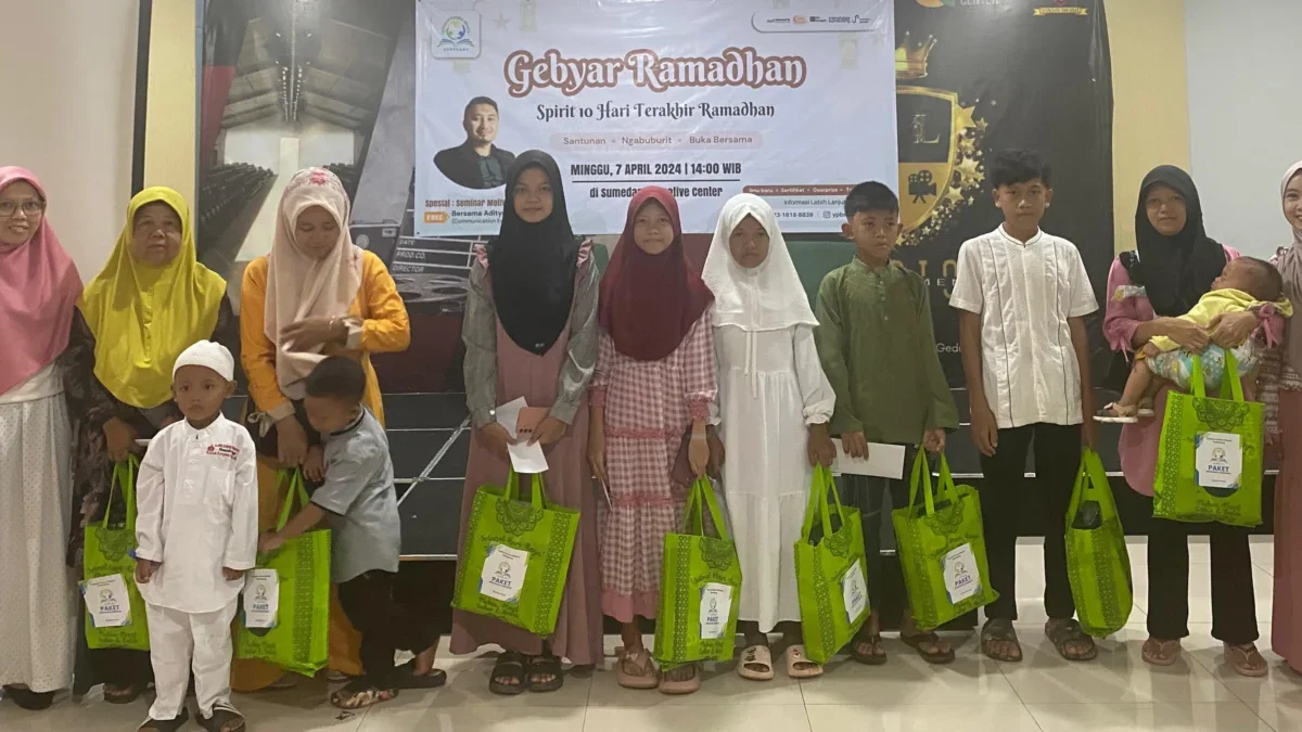 SUMRINGAH: Sejumlah anak yatim TPA Mesjid Al Barokah foto bersama usai penyerahan santunan di Gedung Creative