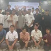 KOMPAK: Para pemuda dan panitia kegiatan saat berfoto bersama seusai kegiatan santunan anak yatim di Gedung Cr