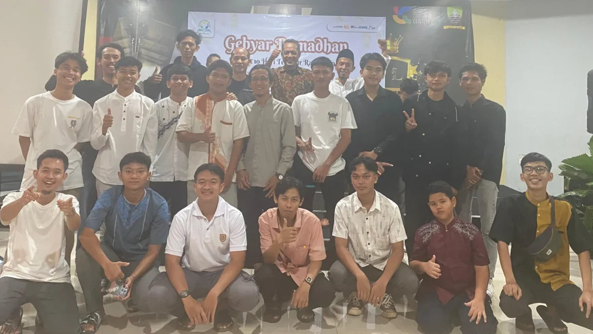 KOMPAK: Para pemuda dan panitia kegiatan saat berfoto bersama seusai kegiatan santunan anak yatim di Gedung Cr