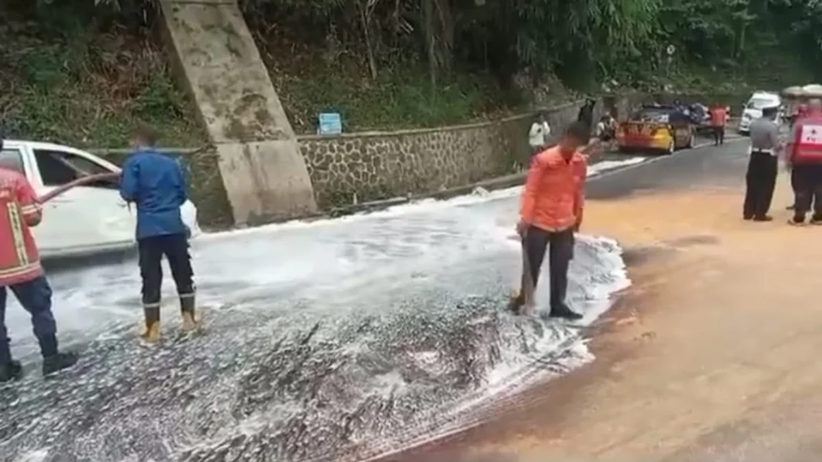 Solar Tumpah, Kendaraan Alami Kecelakaan di Cadas Pangeran