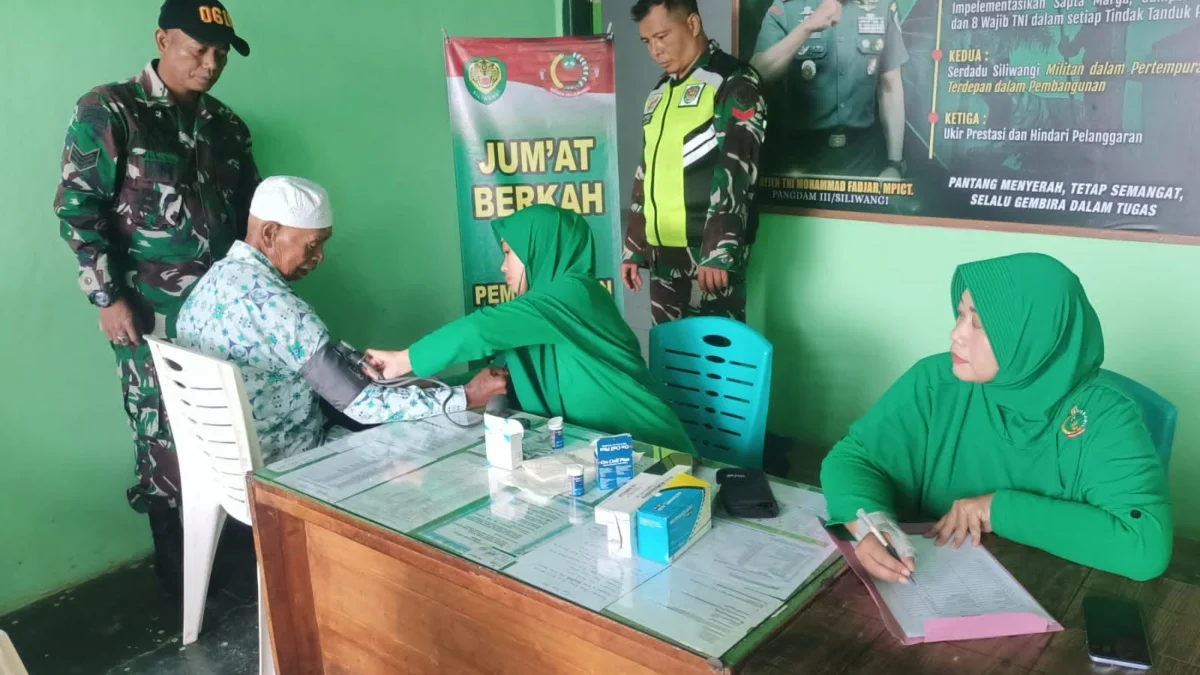 PEDULI: Salah satu warga saat melakukan pemeriksaan kesehatan berupa gula darah, tensi dan diagnosa penyakit d