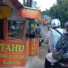 LARIS MANIS: Salah satu penjual Tahu Sumedang yang laris manis.