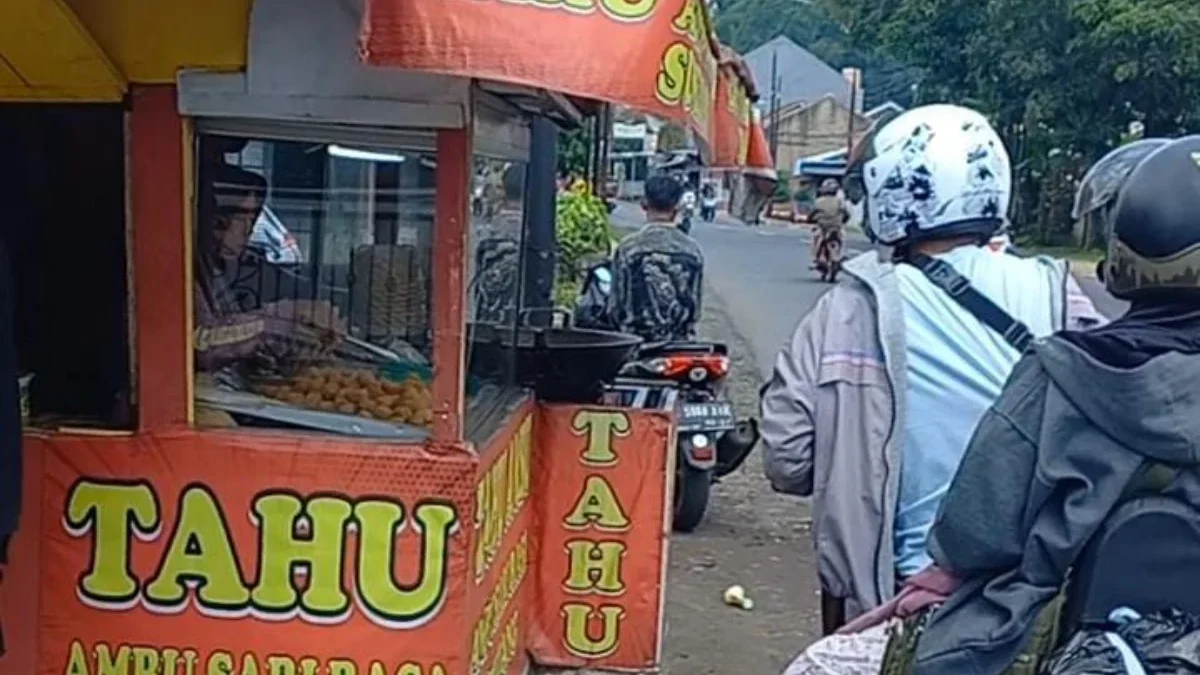 LARIS MANIS: Salah satu penjual Tahu Sumedang yang laris manis.