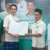 PENDAFTAR PERTAMA: Muhamad Fajar Aldila (Kedua dari kiri) foto bersama Ketua DPC PKB Sumedang, Didi Suhrowardi