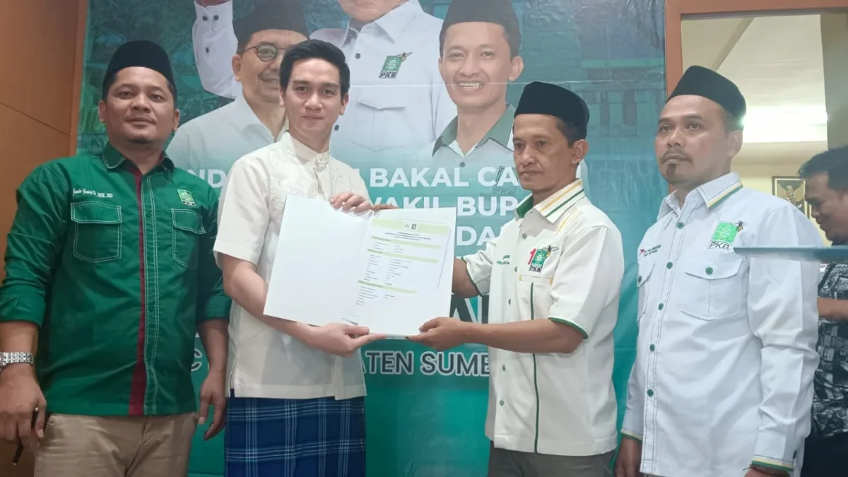 PENDAFTAR PERTAMA: Muhamad Fajar Aldila (Kedua dari kiri) foto bersama Ketua DPC PKB Sumedang, Didi Suhrowardi