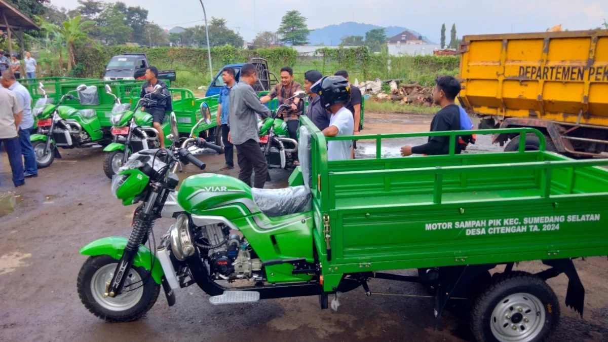 DISERAHKAN: Sebanyak 12 motor unit motor roda 3 pengangkut sampah diberikan ke 12 desa di Kabupaten Sumedang,