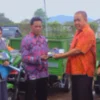 DLHK Sumedang Salurkan Bantuan Sarana Kebersihan untuk Meningkatkan Kesehatan Masyarakat