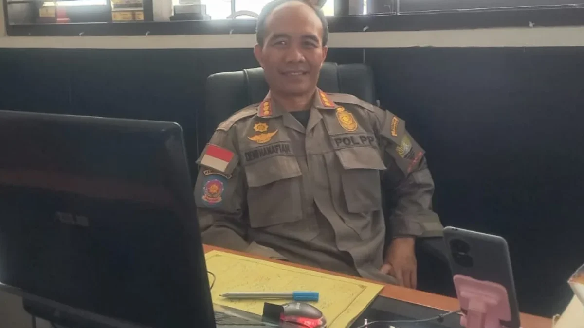 BERSIAP: Sekretaris Satpol PP Kabupaten Sumedang, Deni Hanafiah saat memaparkan mengenai persiapan pengamanan