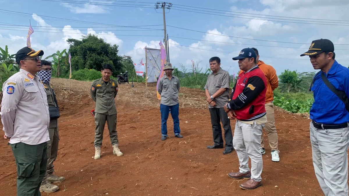 PERSIAPKAN: Pelaku usaha, Kepala Desa, kasi tibumtranmas Kecamatan Pamulihan dan unsur masyarakat saat meelak