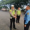 PEMERIKSAAN: Kanit Lantas Polsek Cimanggung IPDA Usep Saepuloh bersama anggota dan scurity Basarnas saat meng