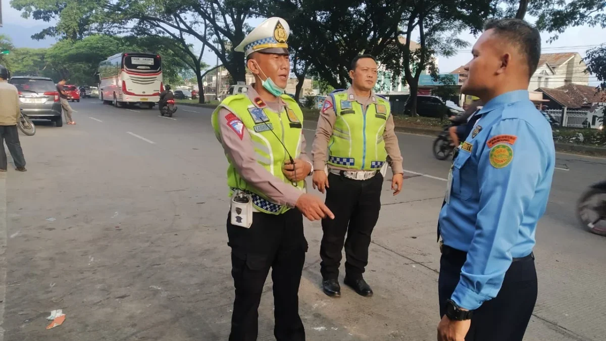 PEMERIKSAAN: Kanit Lantas Polsek Cimanggung IPDA Usep Saepuloh bersama anggota dan scurity Basarnas saat meng