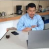 TANGGAPI: Pengamat Demokrasi dan Pemilu, Ade Sunarya saat diwawancara di kantornya, baru-baru ini.