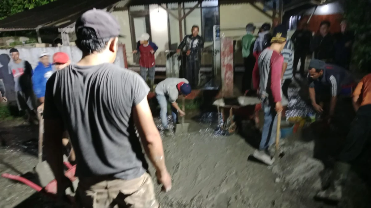 BEJIBAKU: Masyarakat saat bergotong-royong perbaikan jalan kabupaten di Dusun Nusa RW 01, Cimanggung, Sumedang