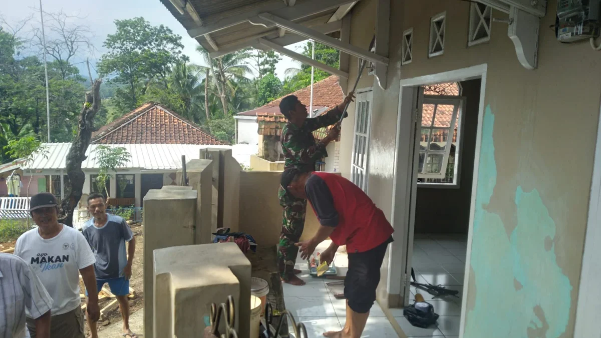 TNI Bersihkan Mesjid KOMPAK: Anggota Kodim 0610 Sumedang bersama Babinsa Desa Darmajaya saat melakukan pengecatan dan pembersihan
