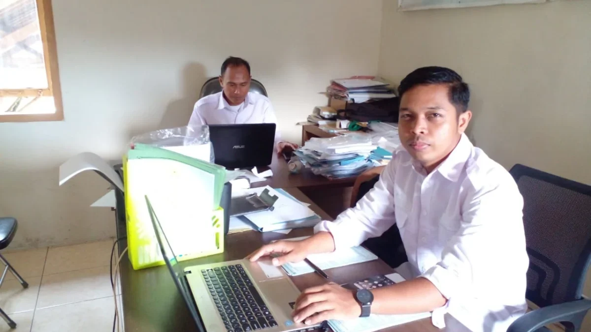 BEBERKAN: Sekretaris Desa Sukagalih, Herdiana Rachmawan saat memberikan keterangan terkait alokasi DD tahap 1