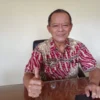 PAPARKAN: Kepala Desa Jatimulya, Entis Sutisna S Sos., saat memberikan keterangan realisasi DD tahap 1 Tahun 2