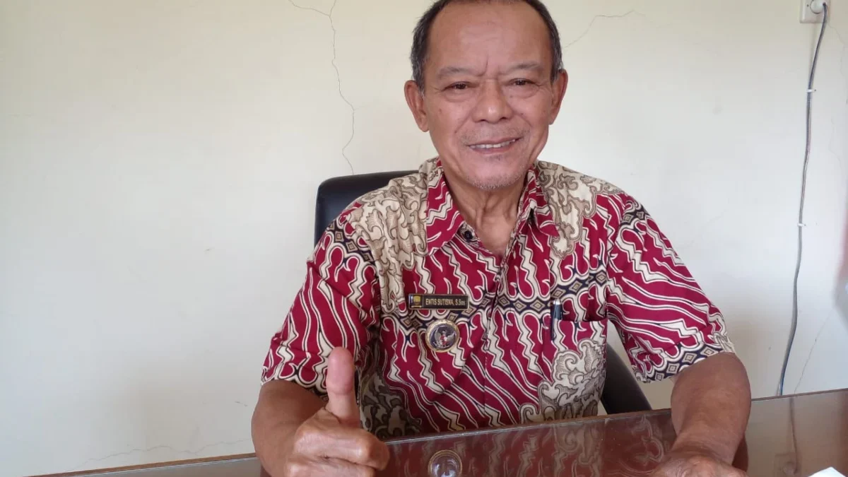 PAPARKAN: Kepala Desa Jatimulya, Entis Sutisna S Sos., saat memberikan keterangan realisasi DD tahap 1 Tahun 2