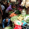 BAHAN POKOK: Pedagang sembako di pasar tradisional Tanjungsari saat menjajakan daganganya, yang kini mengalami