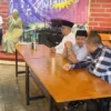 KOMPAK: Dony Ahmad Munir dan Ketua Umum Pengurus DKM Masjid Al Kamil PPS Zaenal Alimin dan Denden Imadudin So