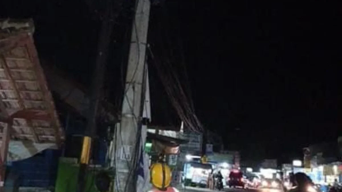 PANTAU: Petugas PLN ULP Tanjungsari saat melakukan pengecekan serta mamperbaiki kondisi kabel yang sempat meng