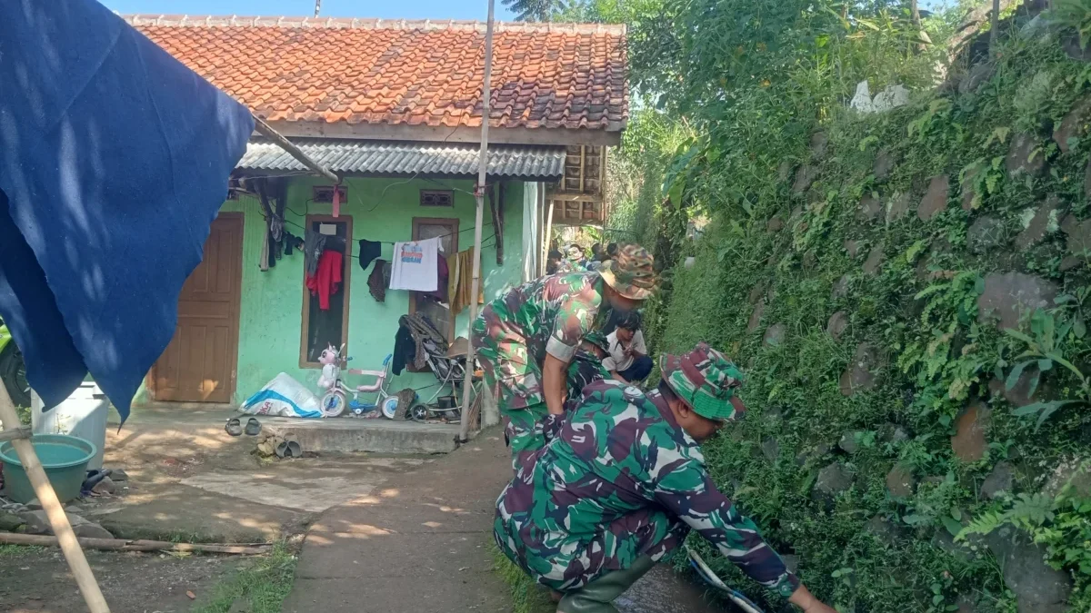 BEJIBAKU: Anggota jajaran Kodim 0610 Sumedang bersama warga saat membersihkan selokan atau parit di wilayah Ko