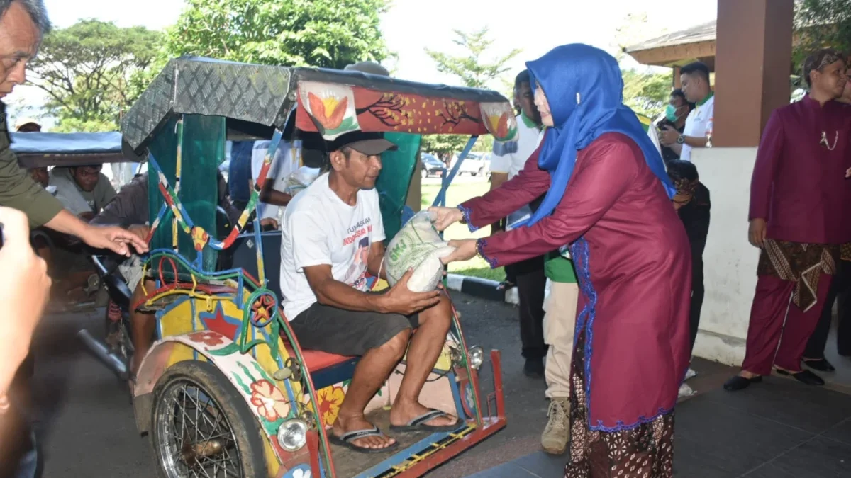 SUMRINGAH: Plh Bupati Sumedang Tuti Ruswati, beserta unsur Forkopimda saat membagikan sembako dan beras kepa