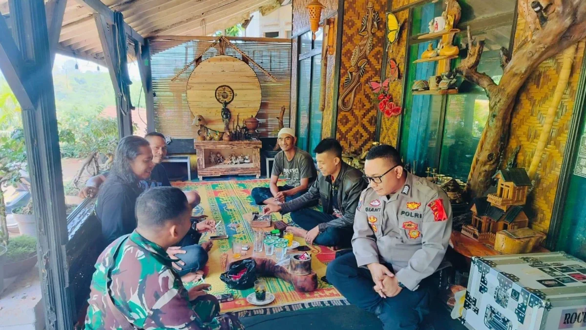 KOMPAK: Anggkota Kamtibmas Desa Pasirnanjung saat melakukan kegiatan silaturahmi di Dusun Girilaya, Desa Pasir