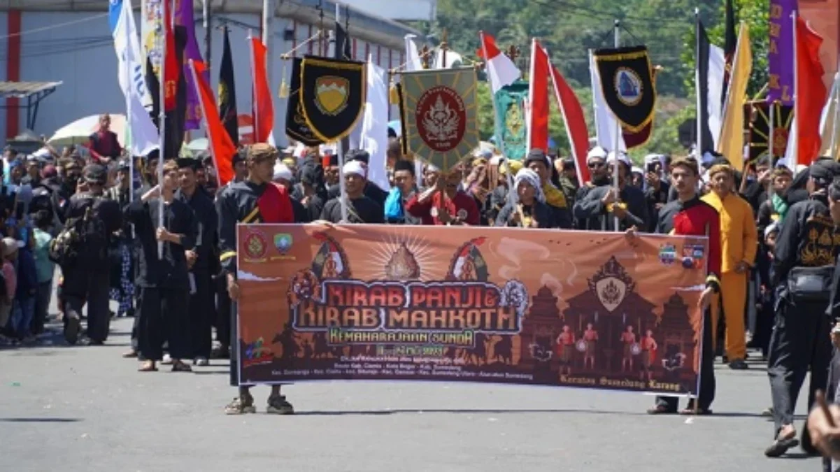 RAMAI: Warga saat mengikuti Kirab Panji dan Mahkota Kemaharajaan, diikuti dengan Malam Puncak HJS 466 Tahun 20