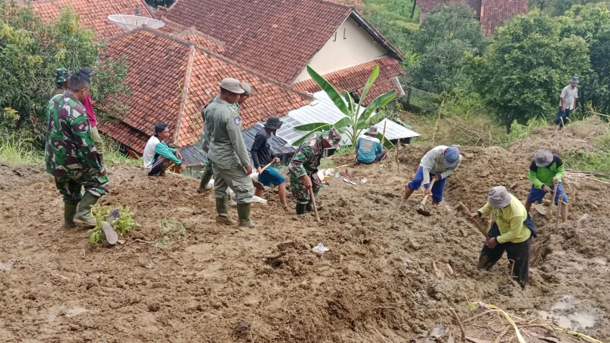 BEJIBAKU: Anggota Koramil 1009 Tomo Kodim 0610 Sumedang saat melaksanakan karya bakti pembuatan saluran air d