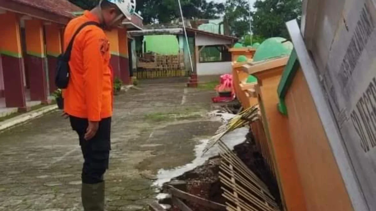 AMBRUK: Petugas BPBD Sumedang melakukan assessment terkait robohnya TPT SDN Cimalela Wado.