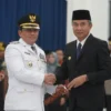 PENYERAHAN: Drs. Yudia Ramli, M.Si resmi dilantik sebagai Penjabat (Pj) Bupati Sumedang menggantikan Drs. Herm