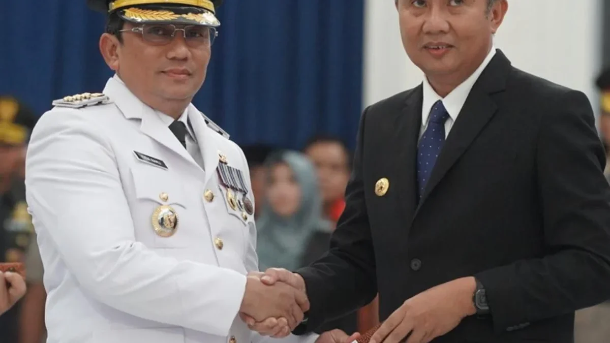 PENYERAHAN: Drs. Yudia Ramli, M.Si resmi dilantik sebagai Penjabat (Pj) Bupati Sumedang menggantikan Drs. Herm