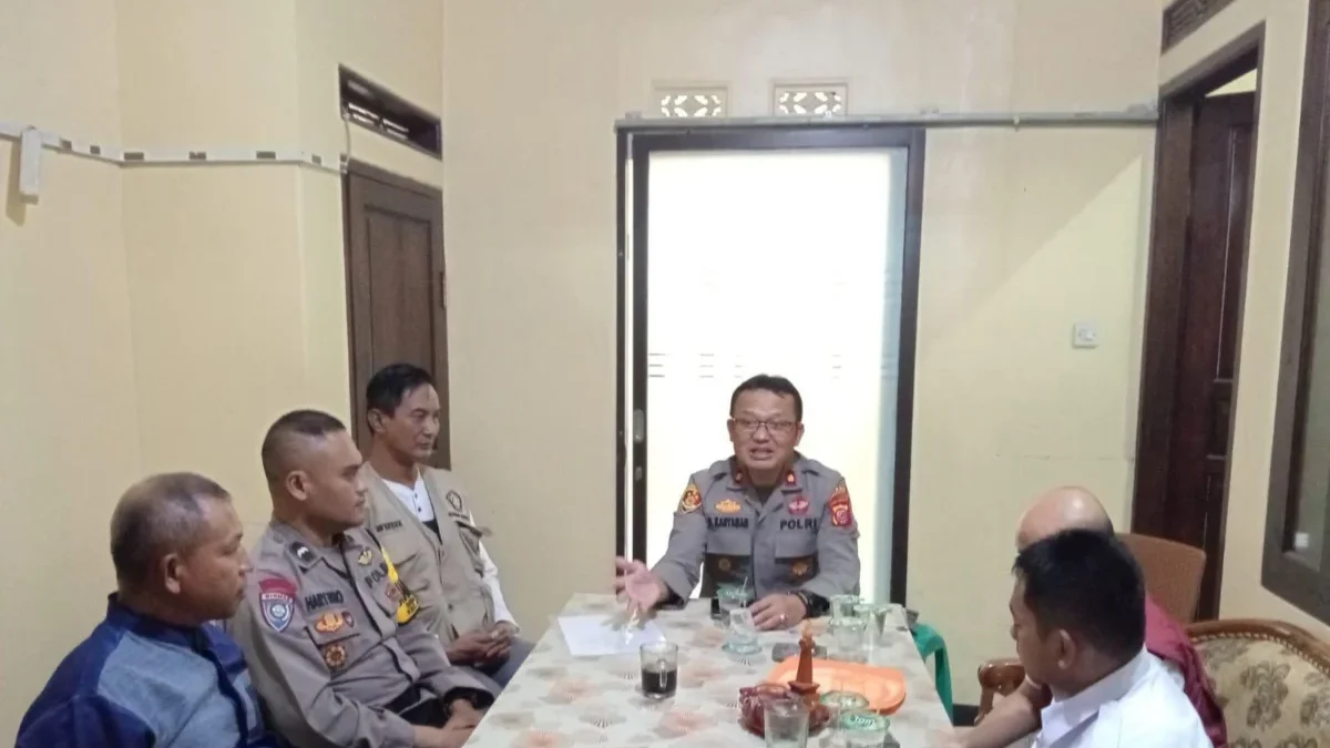 PANTAU: Polisi saat melaksanakan kegiatan Jumat Curhat di Desa Mangunarga, Cihanjuang, Kecamatan Cimanggung, b