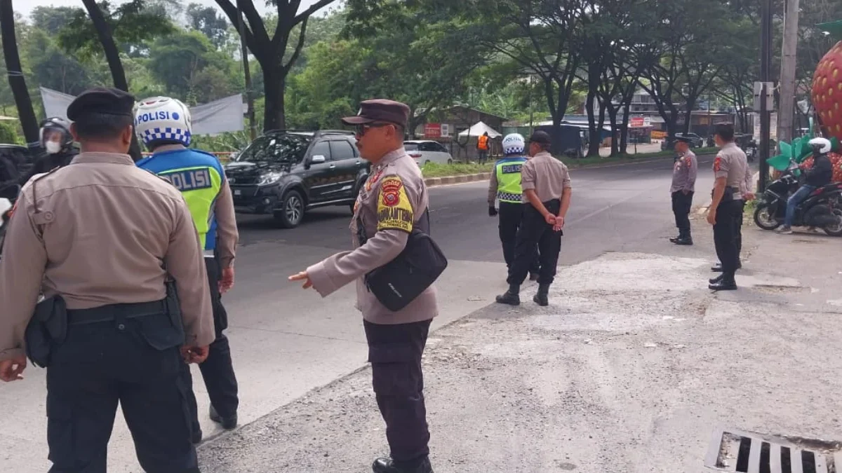 KETAT: Polisi saat melakukan penyekatan massa suporter Bonek menuju Stadion Jalak Harupat Bandung di Jalan Ra