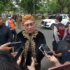 DIWAWANCARA: Bupati Sumedang Yudia Ramli saat diwawancara awak media seusai Rapat Paripurna Hari Jadi Sumedang