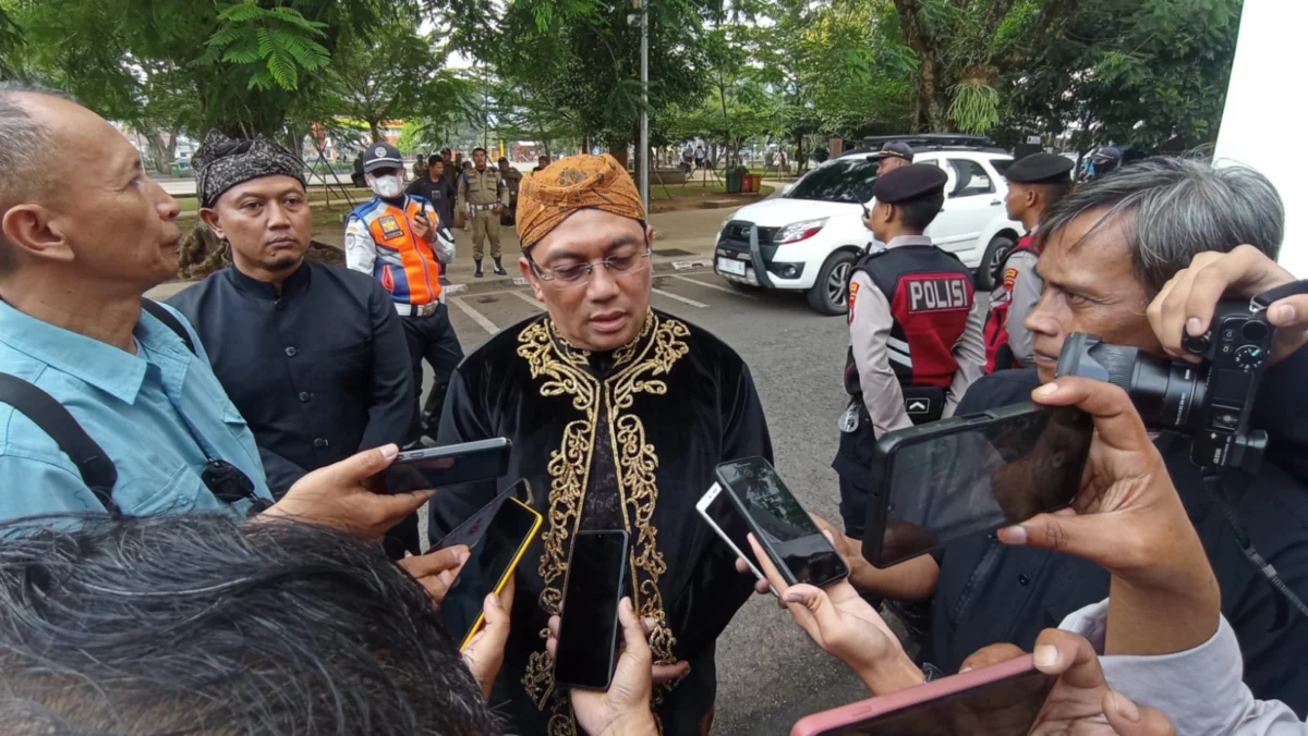 DIWAWANCARA: Bupati Sumedang Yudia Ramli saat diwawancara awak media seusai Rapat Paripurna Hari Jadi Sumedang