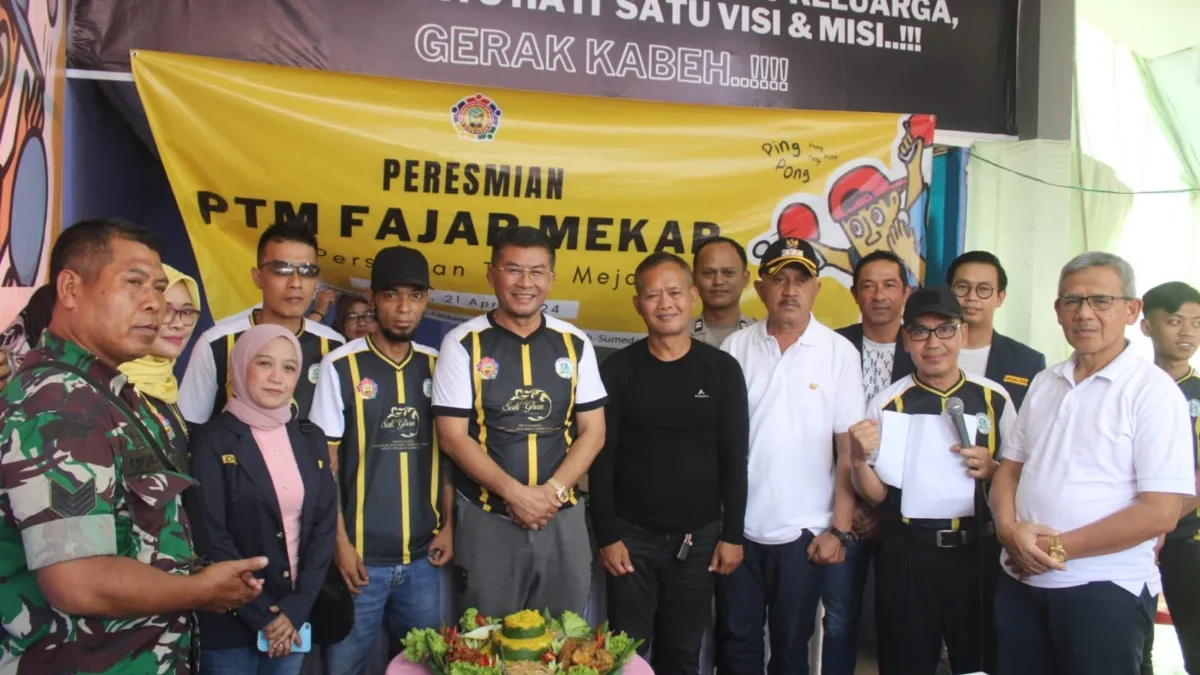 KHIDMAT: Mantan Wakil Bupati Sumedang, H. Erwan Setiawan dan Camat Jatinangor, Herry Dewantara saat hadir pada