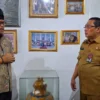 BERCENGKRAMA: Pj. Bupati Sumedang Yudia Ramli saat bersilaturahmi ke Keraton Sumedang Larang (KSL), baru-baru