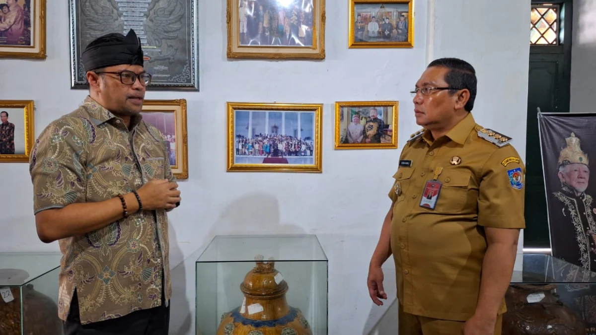 BERCENGKRAMA: Pj. Bupati Sumedang Yudia Ramli saat bersilaturahmi ke Keraton Sumedang Larang (KSL), baru-baru