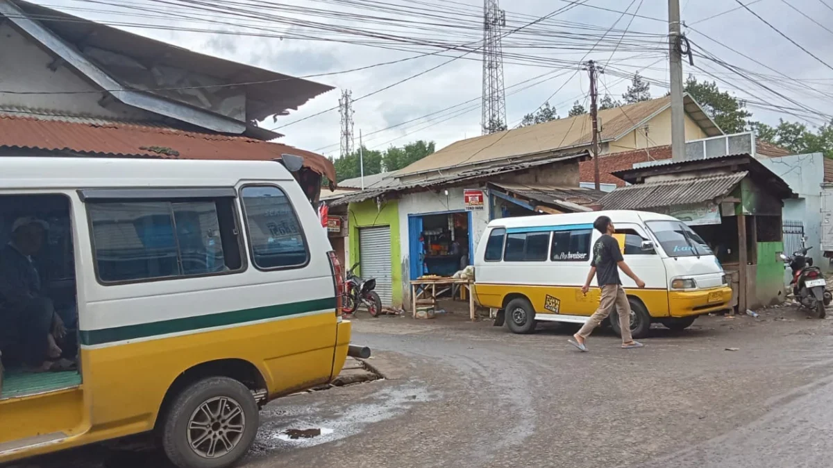 TRANSPORTASI: Beberapa angkutan umum terparkir di halaman terminal Tanjungsari, baru-baru ini.