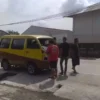 RUSAK: Warga saat melihat angkot yang menabrak warung nasi di Desa Bongkok Kecamatan Paseh, kemarin.