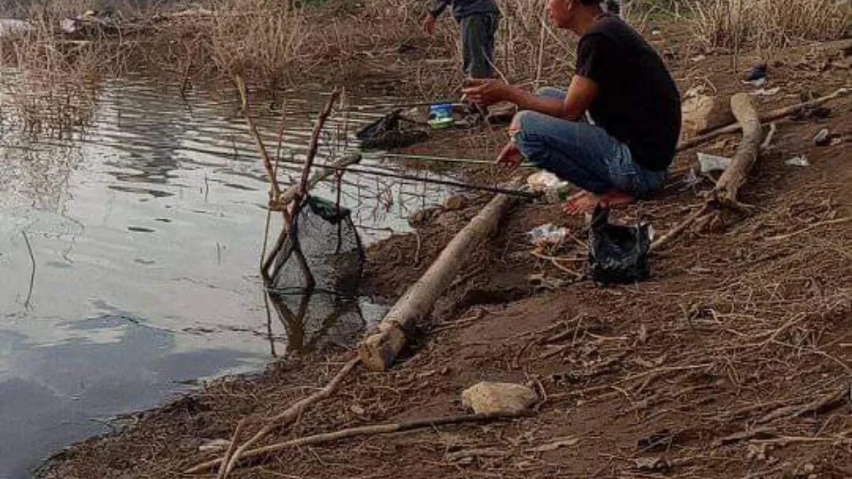 BERKAH: Seorang pemancing saat berada di Bendungan Cipanas Sumedang, belum lama ini.