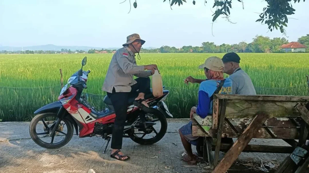 BERTEDUH: Kepala Desa Sukamulya, Dandan H atau akrab disampaikan Kuwu Onthel saat bercengkrama dengan para pet