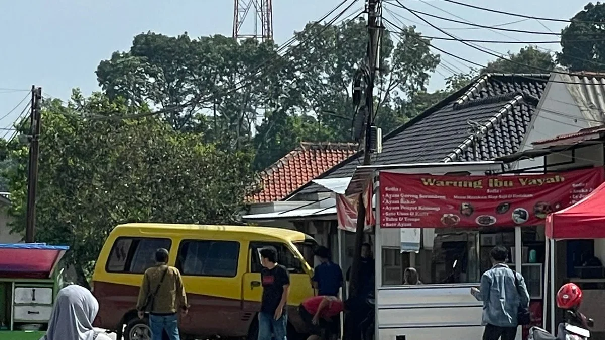 TABRAK WARUNG: Kecelakaan yang terjadi di Desa Bongkok Kecamatan Paseh yaitu Angkot 09 menabrak warung nasi te