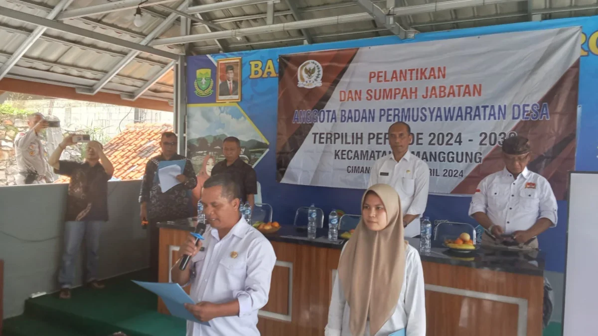 KHIDMAT: Camat Cimanggung, H Agus Wahyudin saat melantik sembilan anggota Badan Pemusyawaratan Desa (BPD) Desa