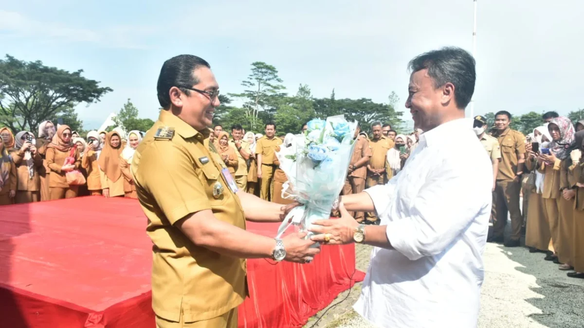 RESMI: Herman Suryatman saat menyerahkan jabatan (Sertijab) Pj Bupati Sumedang ke Yudia Ramli digelar saat ap