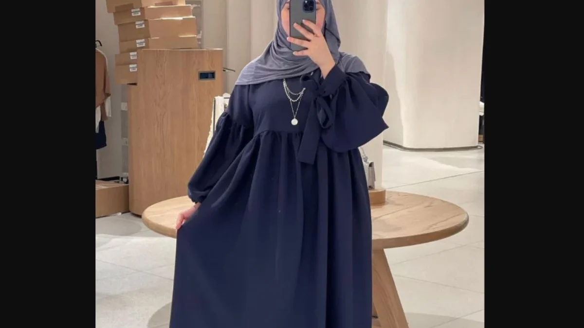 Deretan Warna Hijab yang Cocok dengan Warna Biru Navy