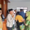 BERSALAMAN: Elah Karmilah caleg terpilih PPP pada Pemilu 2024 saat menghadiri acara silaturahmi dan halal biha