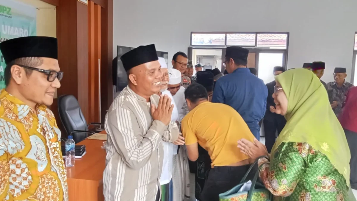 BERSALAMAN: Elah Karmilah caleg terpilih PPP pada Pemilu 2024 saat menghadiri acara silaturahmi dan halal biha