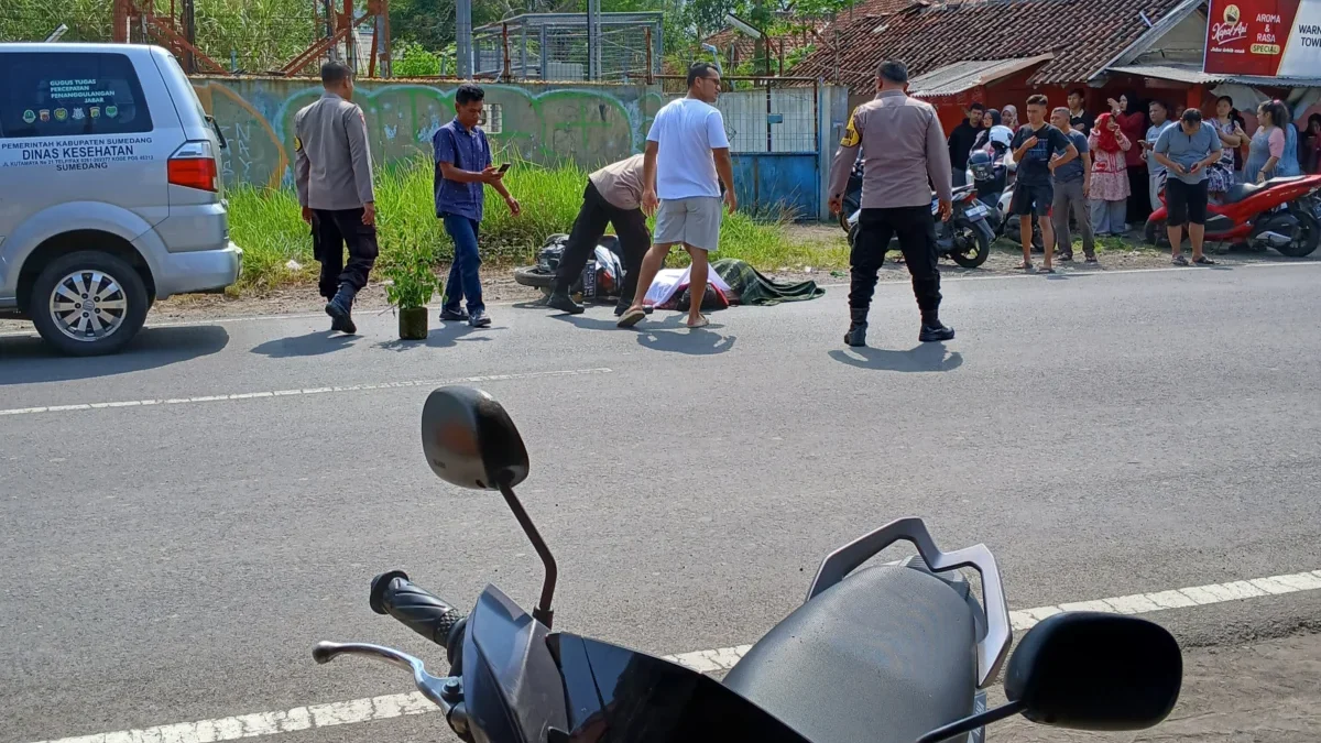 EVAKUASI: Petugas kepolisiaan tengah mengevakuasi korban kecelakaan di Jalan Tanjungkerta, Sumedang.